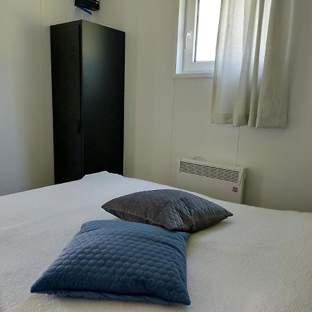 Merel Serooskerke  Bagian luar foto