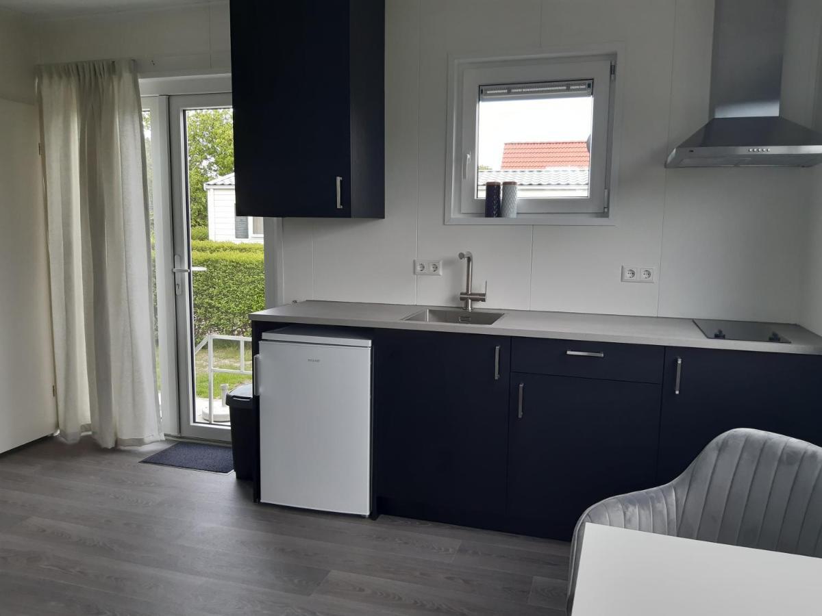 Merel Serooskerke  Bagian luar foto
